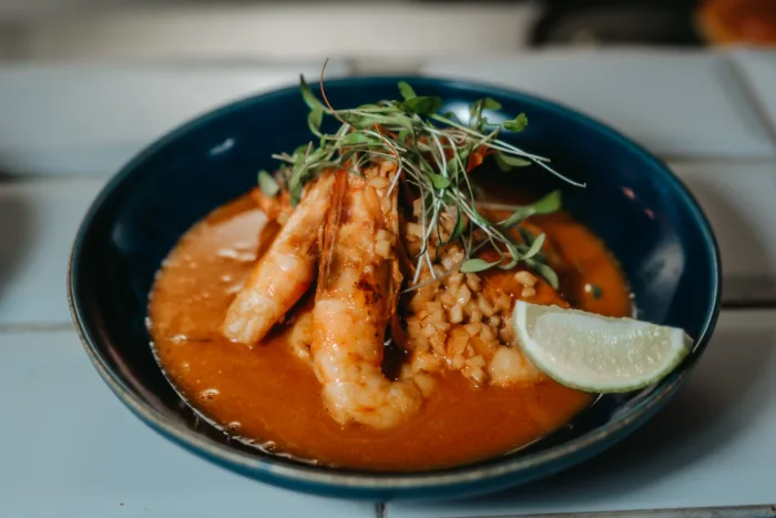Camarão com arroz malandrinho e coentros