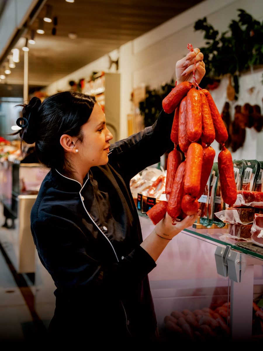 Choix de charcuteries au comptoir, avant de partir en salle