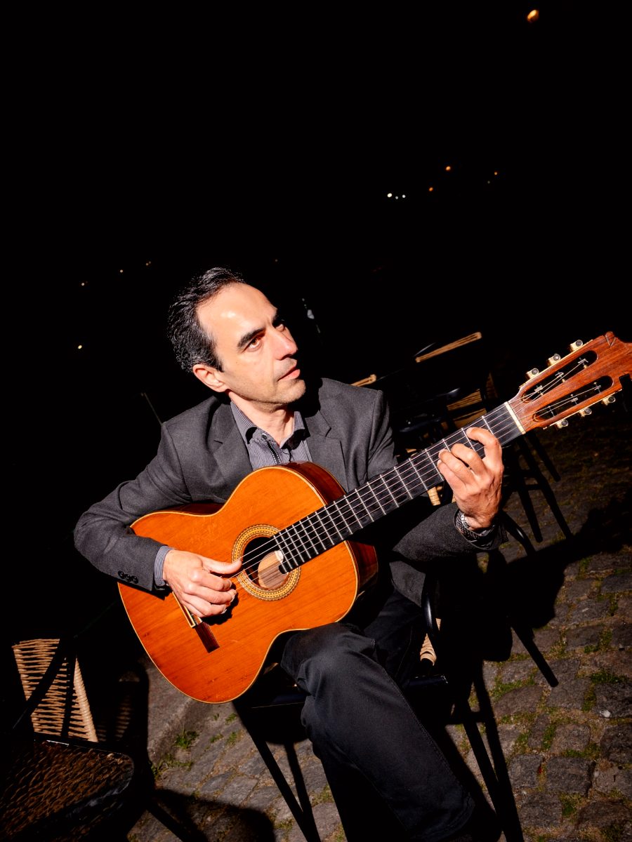 Joueur de viola la nuit, l’instrument éclairé dans l’obscurité