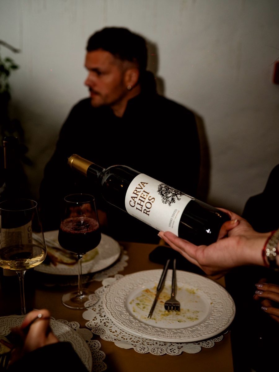 Bouteille de vin rouge présentée à table, à la lumière de la salle