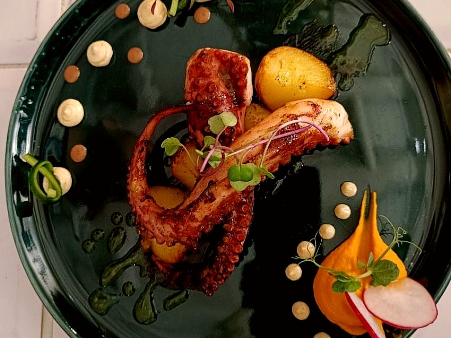 Poulpe rôti servi sur un plat sombre